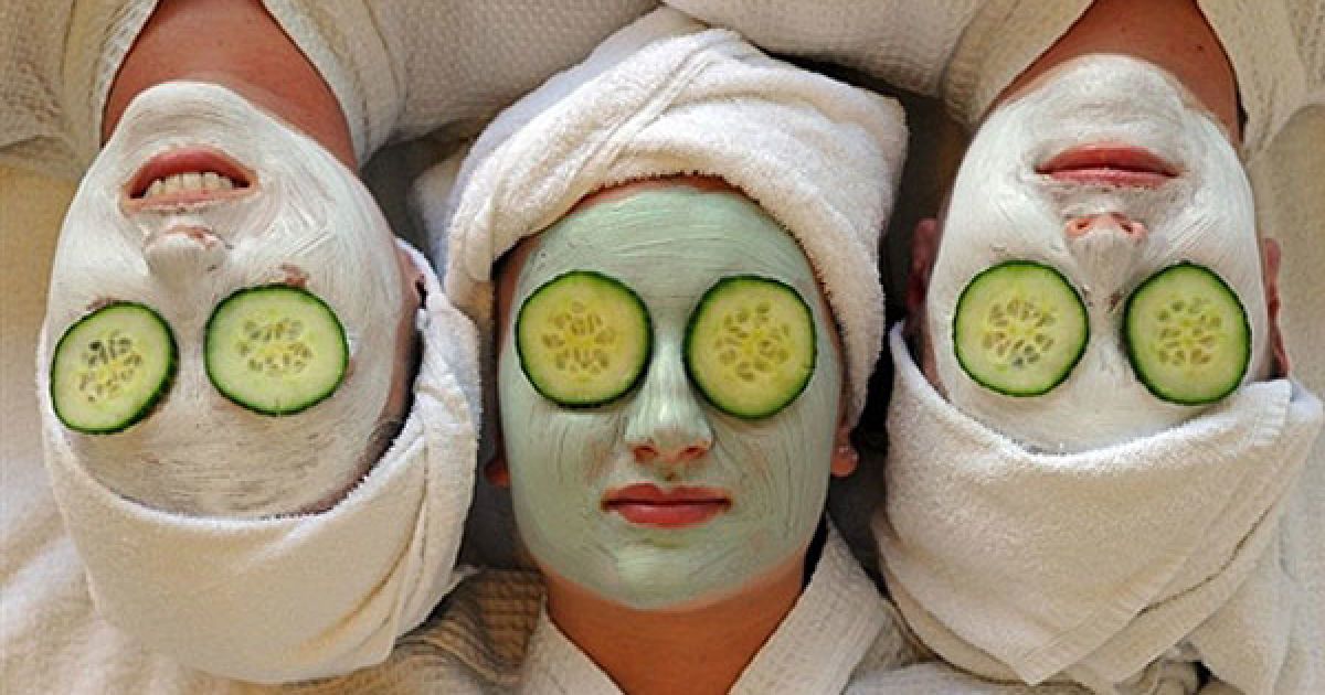 Австралія, Дейдрім Айленд. Жінки під час косметичних процедур у спа-салоні на острові Дейдрім архіпелагу Квінсленд. Австралійці тікають від незвично холодної і вологої зими на півдні країни, щоб відпочити на тропічних островах біля східного узбережжя. / © AFP