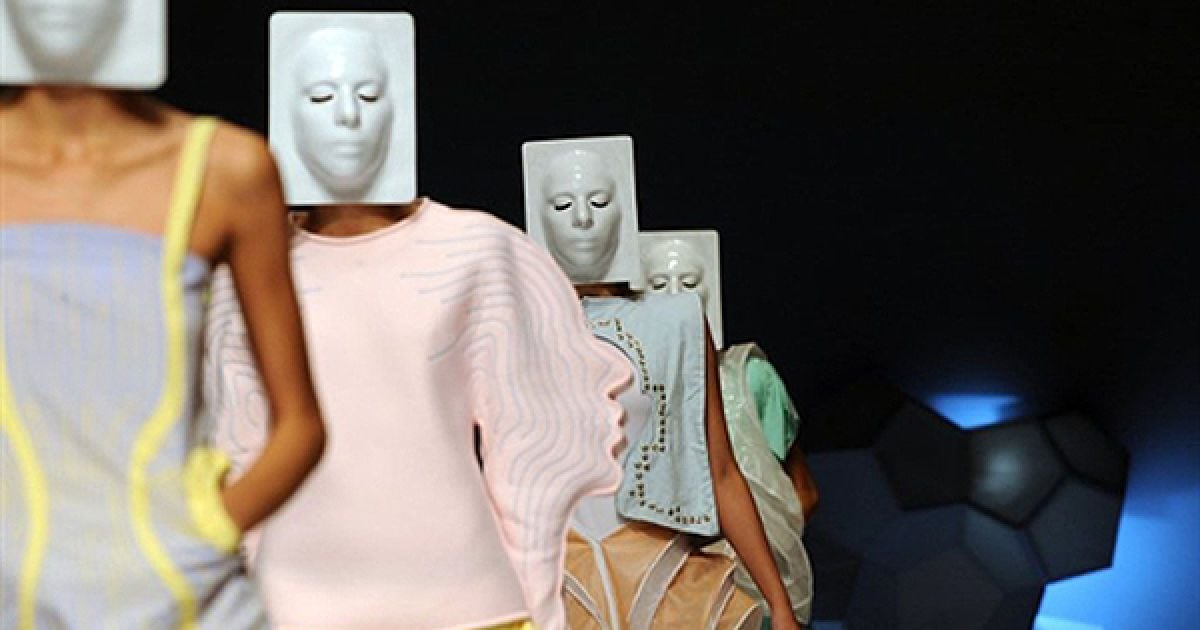 Моделі представляють одяг випускників колумбійської модної школи La Colegiatura на Тижні моди у Меделліні.