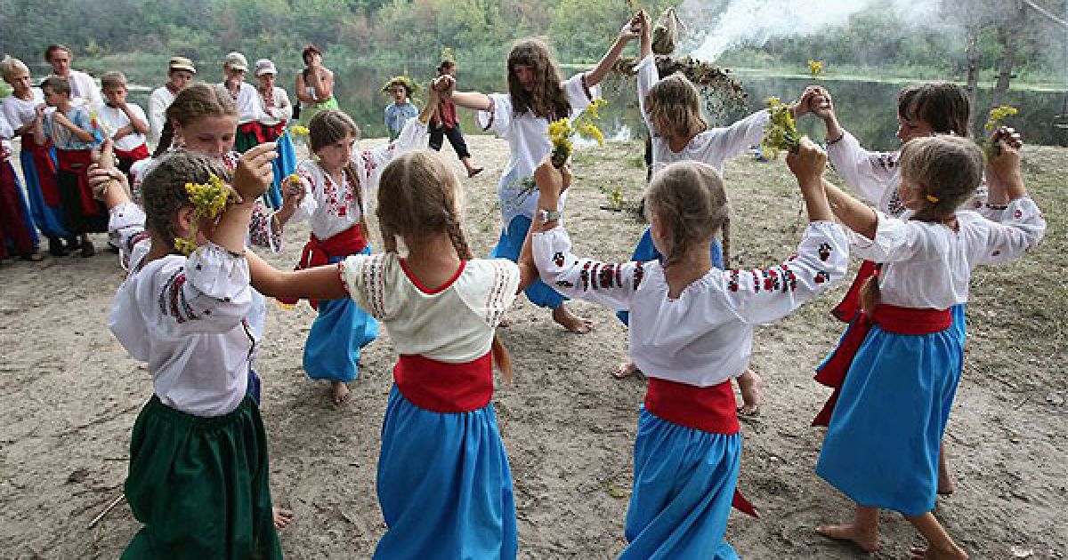 Учасники купальських обрядів стрибали через вогнище, плели вінки і водили хороводи навколо ляльок-опудал Купали і Марени. / © PHL.com.ua