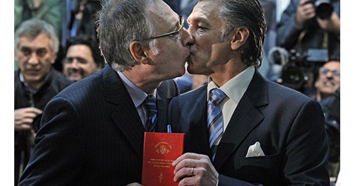 Буенос-Айрес. У Аргентині відбулося перше гей-весілля. Першим гей-подружжям, яке зареєструвало свій шлюб, стали аргентинський актор Ернесто Ларресе та його менеджер Алехандро Ваннеллі. Конгрес Аргентини узаконив одностатеві шлюби 15 липня. / © AFP