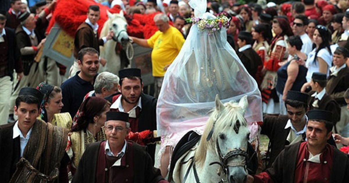 Македонія, Галічник. Наречена їде верхи до церкви у західному македонському селі Галічник під час традиційного "весілля по-галічницькі". Кожен рік на православне свято Петра і Павла македонці з Галічника збираються у цьому майже порожньому гірському селі і влаштовують одруження за старою традицією цього регіону. / © AFP