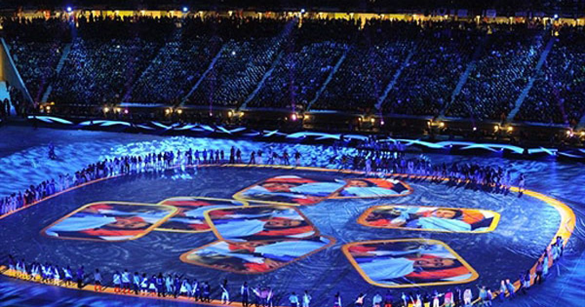 Глядачам показали історію Чемпіонату світу-2010 на екрані, прямо на газоні / © AFP