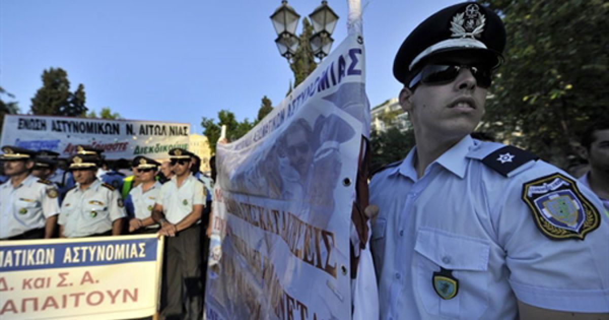 Демонстрація поліцейських біля парламенту Греції з вимогою не скасовувати соціальні виплати. Незважаючи на численні страйки населення та загрозу дефолту, Греції вдалося розпочати виплату свого державного боргу. / © AFP