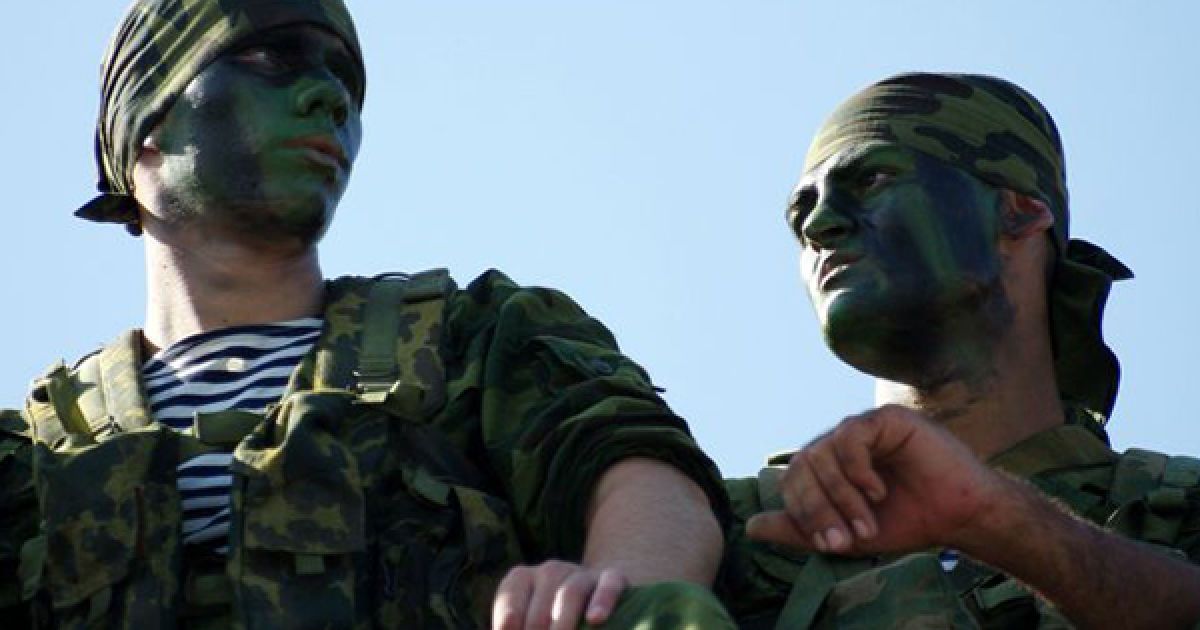 Десантники відпочивають після свого виступу на параді. / © PHL.com.ua