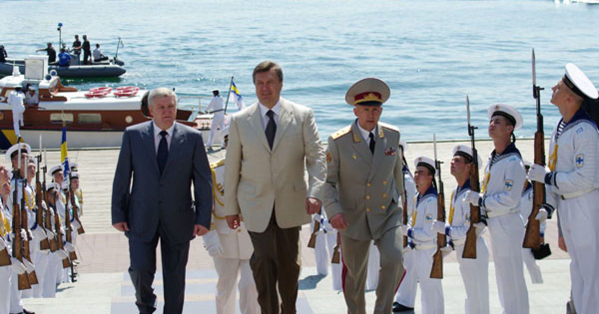 Президент Украини Віктор Янукович і міністр оборони України Михайло Єжель (ліворуч) під час урочистостей з нагоди Дня флоту України у Севастополі. / © PHL.com.ua