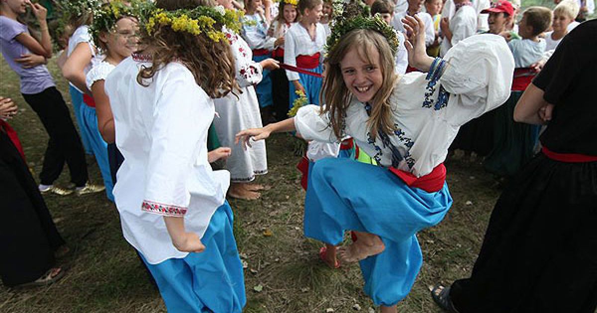 На Івана Купала "квітне" папороть, дівчата плетуть вінки, хлопці стрибають через вогнище. / © PHL.com.ua