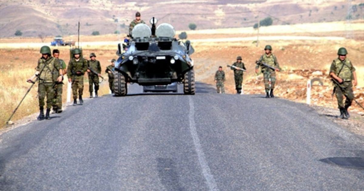 Курдские боевики возводят заградительные сооружения