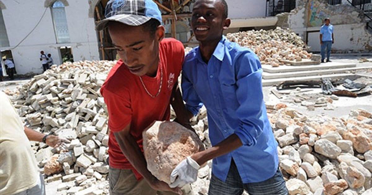 Гаїті, Порт-о-Пренс. Гаїтянські учні допомагають розбирати уламки Англіканського єпископального собору Святої Трійці у Порт-о-Пренсі. Через шість місяців після руйнівного землетрусу, в результаті якого загинули більше 300 тисяч людей, а щонайменше 1,5 млн. людей залишилися без даху над головою, країна ще не оговталася від страшної трагедії.