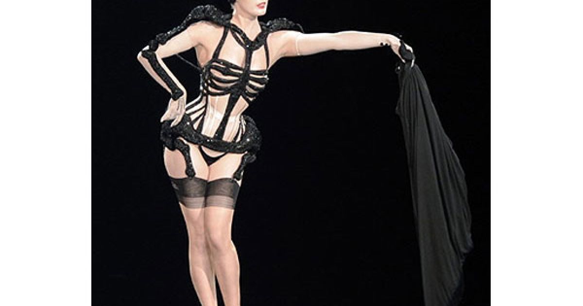 Діта фон Тіз з&rsquo;явилась на подіумі у білизні з нової колекції Готьє. / © AFP