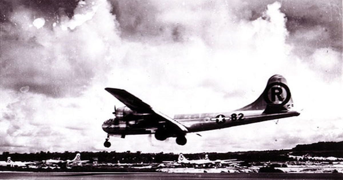 Рано вранці 6 серпня 1945 система ППО Японії помітила наближення до Хіросімі невеликої групи бойових літаків США, однак було вирішено не перехоплювати їх. У результаті американський бомбардувальник безперешкодно пролетів над центром міста і скинув на нього чотиритонну уранову бомбу, названу Little Boy ("Малюк"). / © AFP