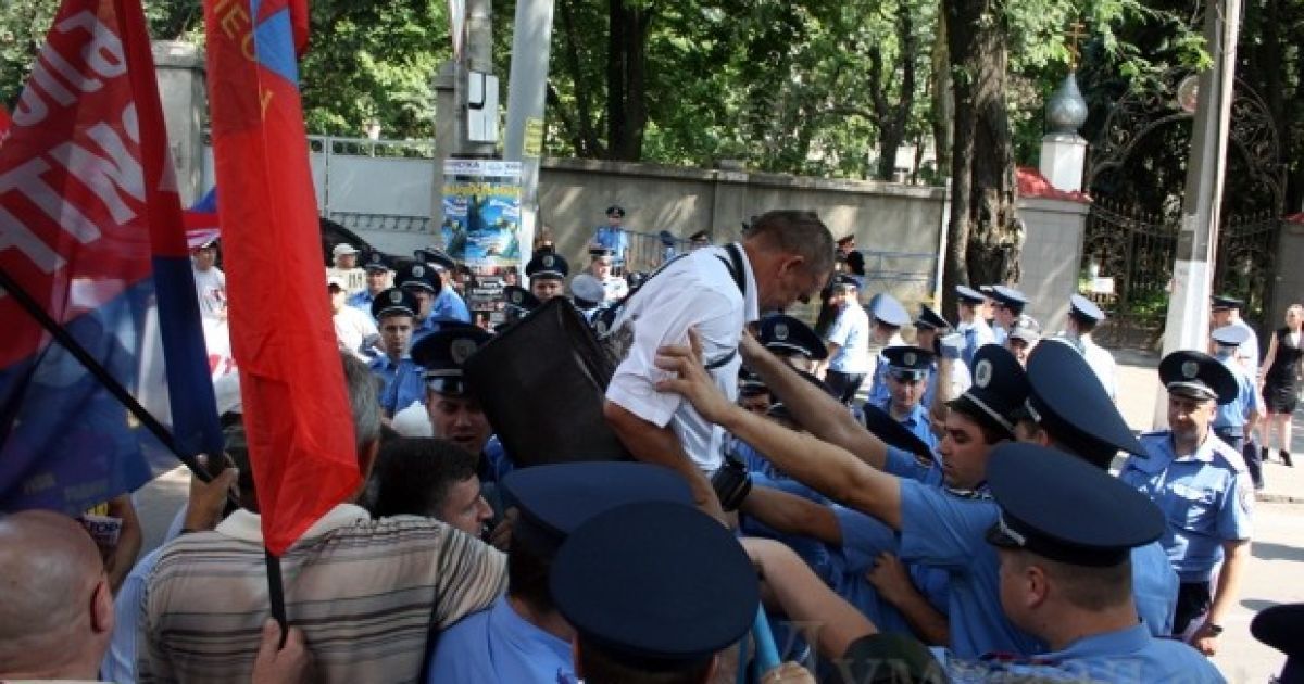 На чолі групи мітингувальників, які намагались прориватися до будівлі, знаходився депутат Одеської обласної ради від фракції ПСПУ Валерій Сергачов.