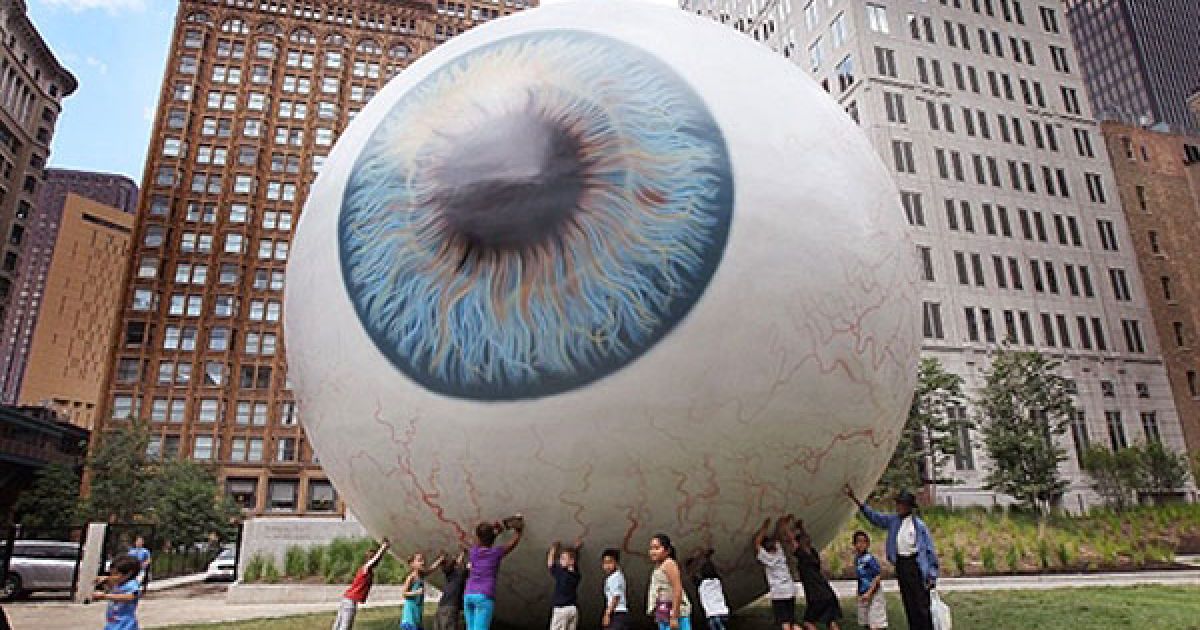 США, Чикаго. Відвідувачі роздивляються гігантське 30-футове очне яблуко, яке створив скульптор Тоні Тассет. Скульптуру виставили у Прітцкер-парку у Чикаго, штат Іллінойс, де її можна буде побачити до 31 жовтня.
