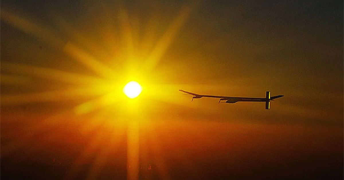 Швейцарія, Паєрн. У Швейцарії провели 24-годинний експериментальний політ першого у світі "сонцельота", створеного в рамках проекту Solar Impulse ("Сонячний імпульс"). Футуристична машина з потужністю "Запорожця" і розмахом крил, як у аеробуса А340 (63,4 метра) злетіла з аеродрому міста Паєрн (на заході Швейцарії). Під час польоту за штурвалом сонцельота перебував досвідчений пілот Андре Бошберг, а з землі його підтримувала і страхувала команда інженерів-конструкторів. Не витративши ні грама пального сонцеліт Solar Impulse провів у повітрі 24 години, після чого в акумуляторних батареях залишилося енергії ще на три години польоту. / © AFP