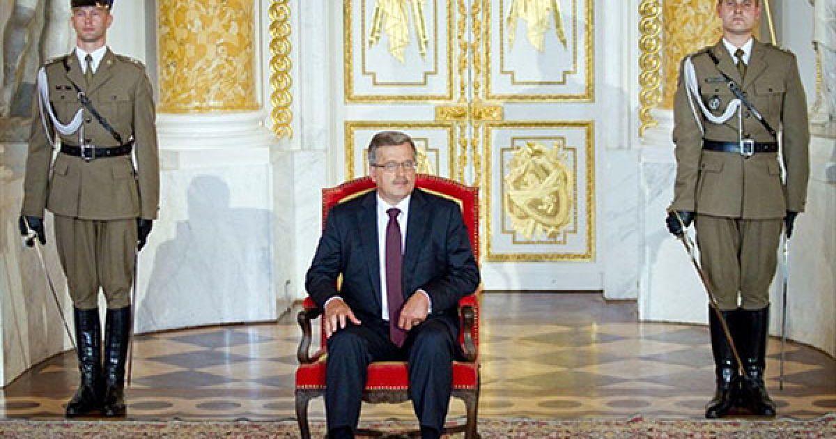 Польща, Варшава. Новий президент Польщі Броніслав Комаровський, який цього тижня склав президентську присягу, сидить під час урочистої церемонії вручення президентських знаків, яка пройшла у Королівському замку у Варшаві. / © AFP