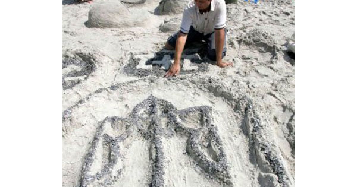 Учасники конкурсу в Одесі ліпили з піску крокодила, слона, будували замки з піску, а також барельєфи відомих людей. / © УНІАН