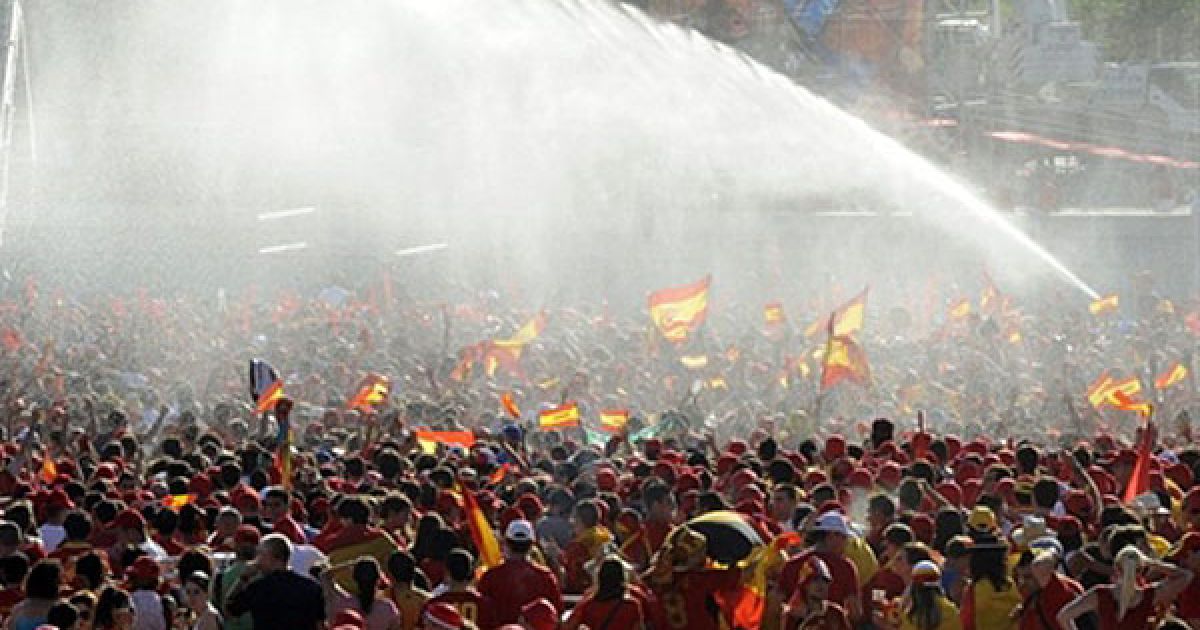 Іспанські пожежні вітали збірну Іспанії "салютом" з брандспойтів. / © AFP