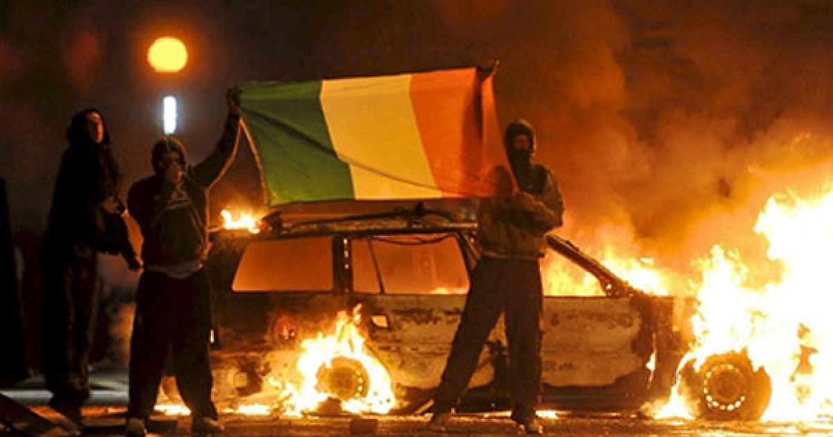 У столиці Північної Ірландії Белфасті відбулись зіткнення між силами безпеки та націоналістів, в результаті яких постраждали 27 поліцейських