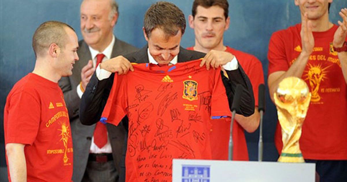 Прем&rsquo;єр-міністр Іспанії Хосе Луїс Родрігес Сапатеро зізнався, що не зміг стримати сліз після перемоги збірної Іспанії у фіналі Чемпіонату світу-2010. / © AFP