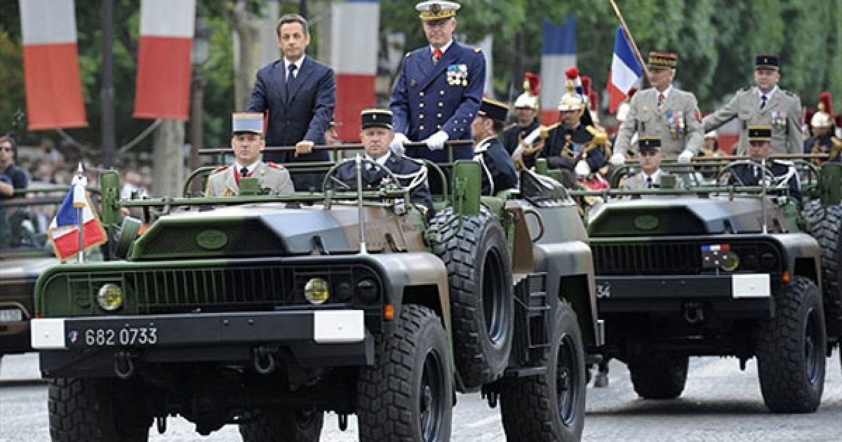 Президент Франції Ніколя Саркозі приймає військовий парад. / © AFP