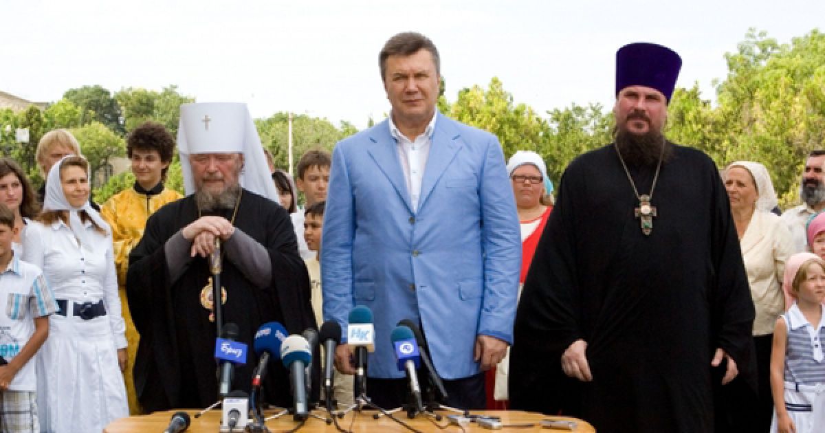 Після урочистої служби президент та митрополит обмінялися пам&rsquo;ятними подарунками. / © Офіційний сайт Президента України