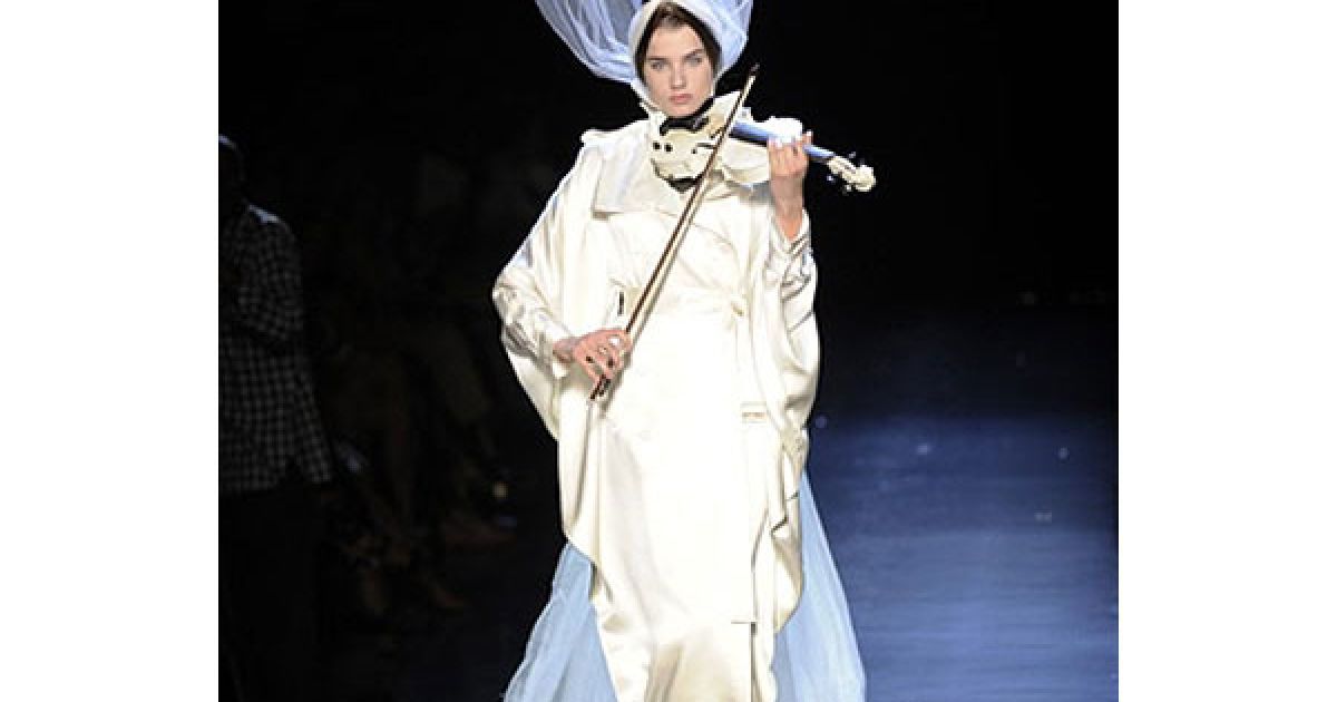 За версією Готьє "нова парижанка" має бути самодостатньою, але дуже жіночною. / © AFP