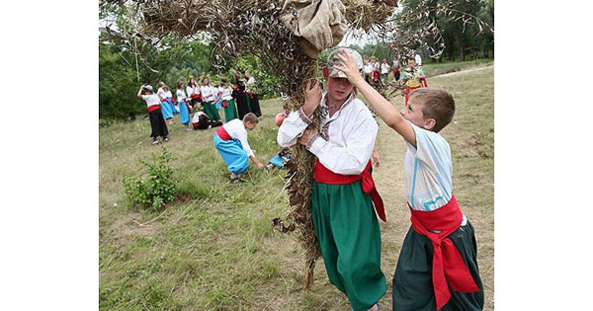 Святкові божества Купало і Марена уособлюють чоловіче (сонячне) та жіноче (водяне) начала. Молодь виготовляє спеціальні ляльки-опудала Купала та Марени та традиційно "хоронить" їх &ndash; спалює або топить. / © PHL.com.ua