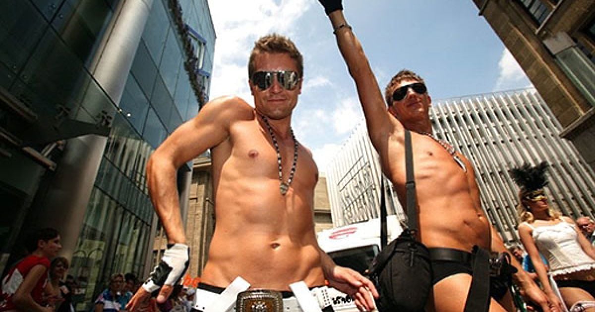 Тисячі яскравих учасників гей-параду вийшли на вулиці Кельна (Німеччина). / © AFP