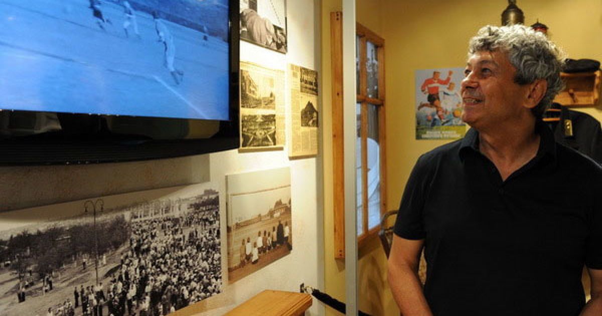 Мірча Луческу під час першої екскурсії музеєм ФК "Шахтар". / © ФК "Шахтар"