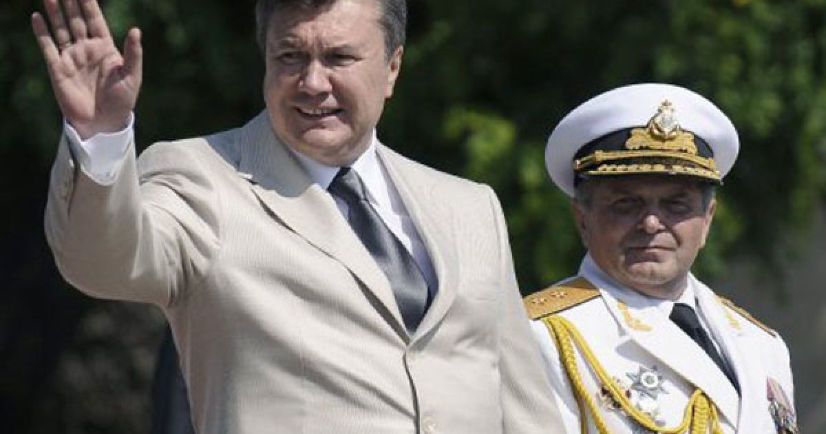 Президент та Верховний головнокомандувач ЗСУ Віктор Янукович і командувач ВМС України, віце-адмірал Віктор Максимов / © УНІАН