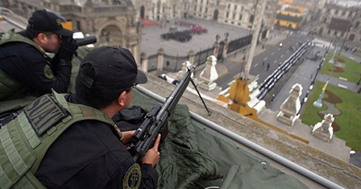 Снайпери стежать за безпекою президента Перу Алана Гарсії з даху президентського палацу у Лімі під час його звернення до народу та урочистої служби у кафедральному соборі. / © AFP