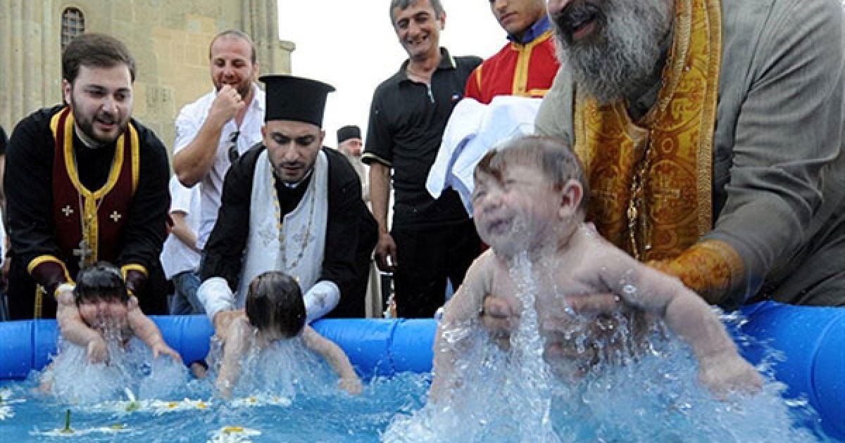 Грузія, Мцхета. Близько 700 дітей були хрещені Грузинською православною церквою під час 12-ої масовій церемонії хрещення, яку провели у місті Мцхета біля Тбілісі під керівництвом Патріарха Ілії II. / © AFP