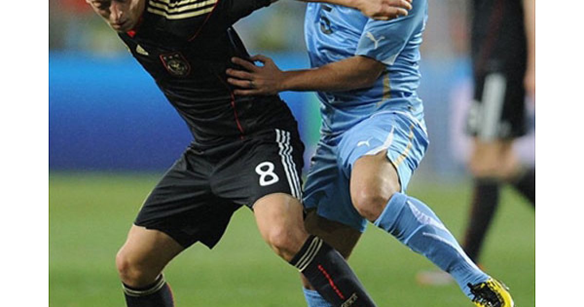 Озіл і Гаргано ведуть боротьбу за м&rsquo;яч / © AFP