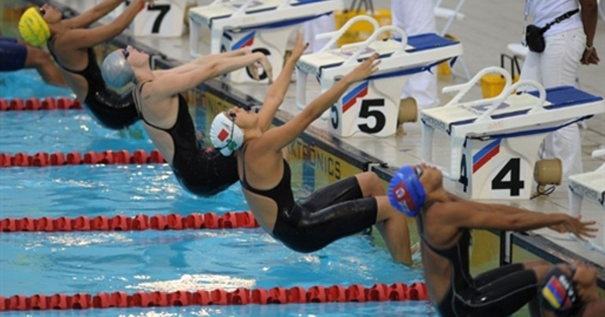 Старт спортсменів у запливі на 50 метрів на спині на Центральноамериканських іграх у Пуерто-Ріко. / © AFP