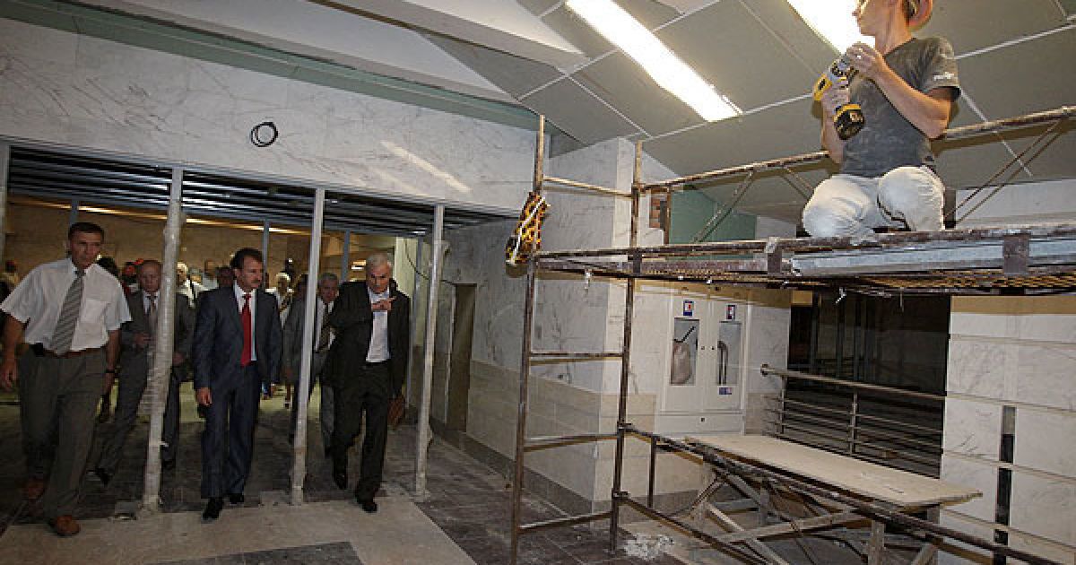 Представники київської влади ознайомилися з ходом будівництва метро у Голосіївському районі міста, оглянули станцію метро "Деміївська" і провели оперативну нараду на станції метро "Васильківська". / © КМДА