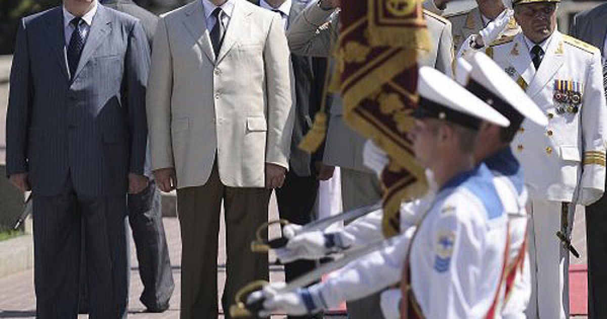 Вітаючи випускників із успішним завершенням навчання, президент підкреслив, що у них починається "новий відповідальний період самостійного життєвого та професійного росту". / © УНІАН