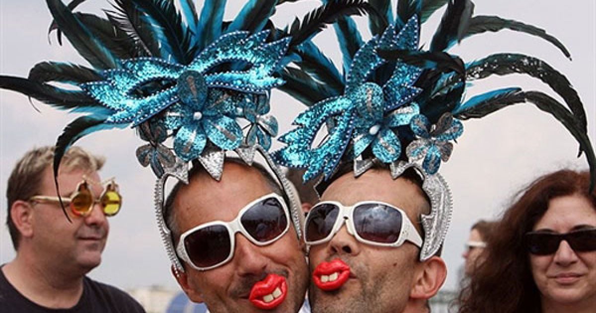 Тисячі яскравих учасників гей-параду вийшли на вулиці Кельна (Німеччина).