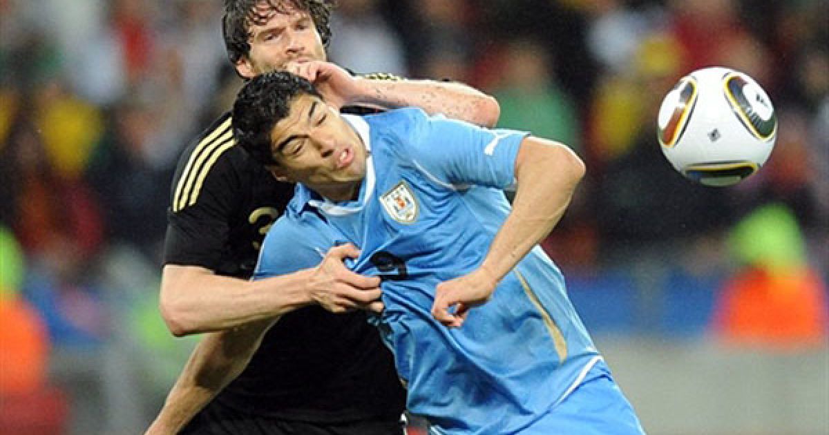 Арне Фрідріх грубо хапає Луїса Суареса... / © AFP