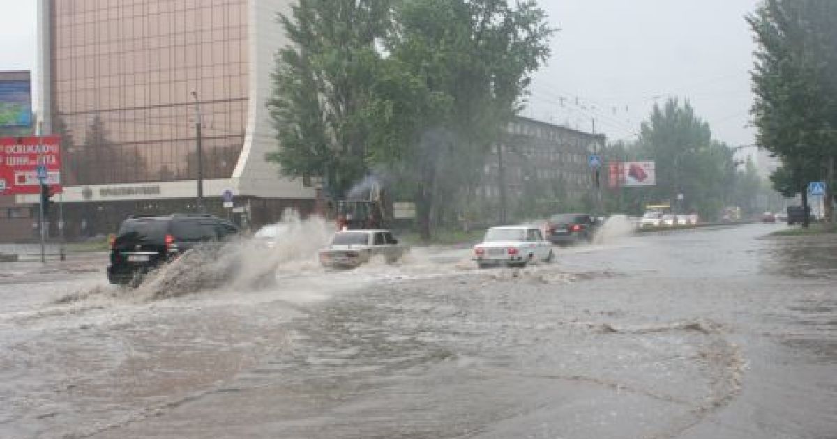 Злива перетворила запорізькі вулиці на річки, вітер поламав дерева і паралізував рух. / © Репортер Запоріжжя