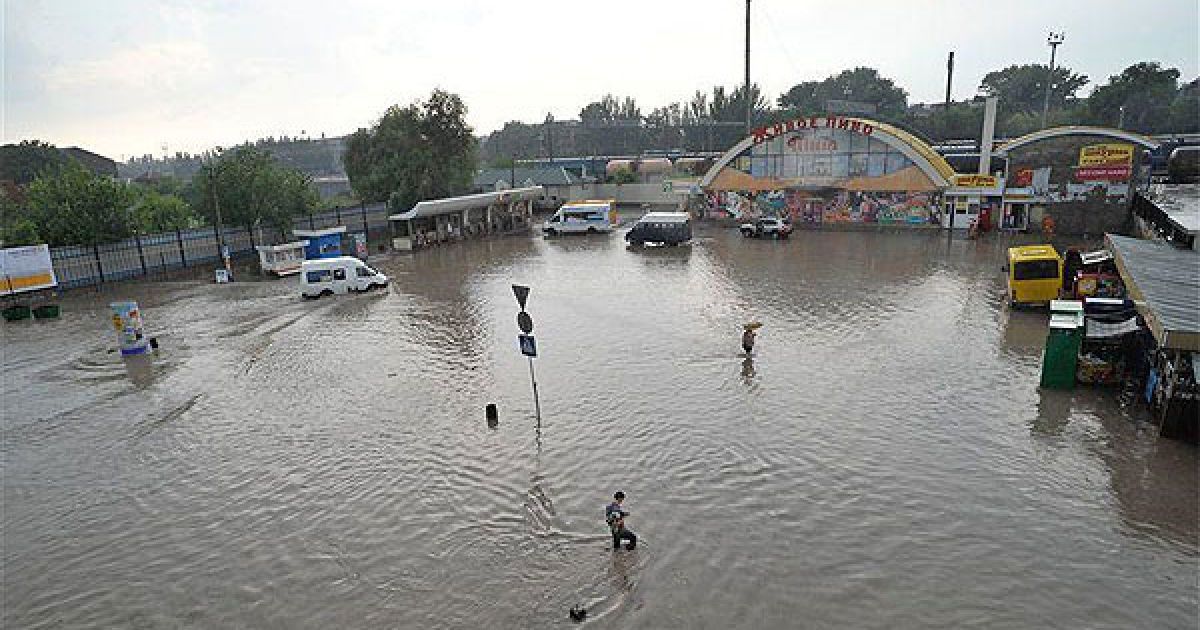 Злива затопила вулиці Луганську / © PHL.com.ua