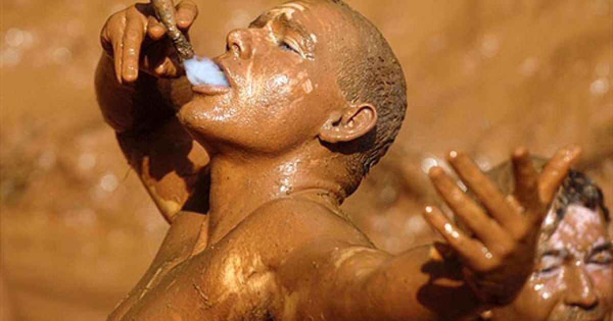 США, Східний Дублін. У штаті Джорджія провели щорічний фестиваль "Summer Redneck Games", учасники якого із задоволенням вовтузилися у рідкій глині, метали сидіння від унітазів і проводили інші незвичні конкурси. Щорічний фестиваль "Summer Redneck Games" почали проводити на знак протесту після того, як у пресі з&rsquo;явились повідомлення, що Олімпійські ігри у Атланті 1996 року організовуватиме "купка селюків". / © AFP