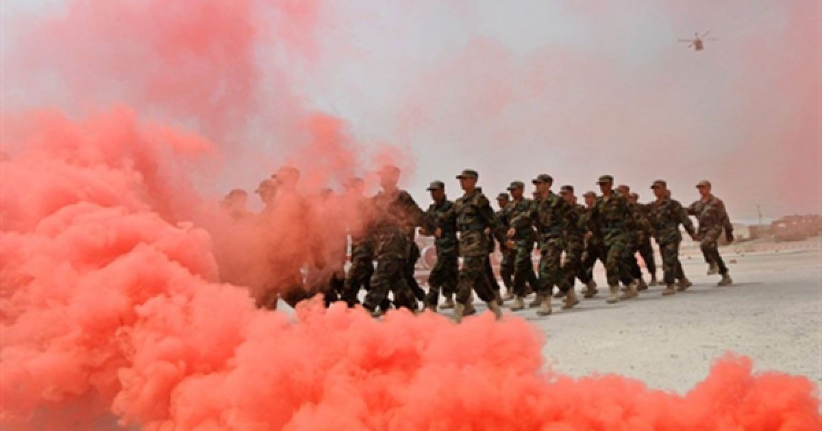 Церемонія випуску курсантів Військової академії у Кабулі. Зараз у лавах національної армії Афганістану служать більше 100 тисяч людей, але США планує збільшити її чисельність до 240 тисяч у 2014 році. / © AFP