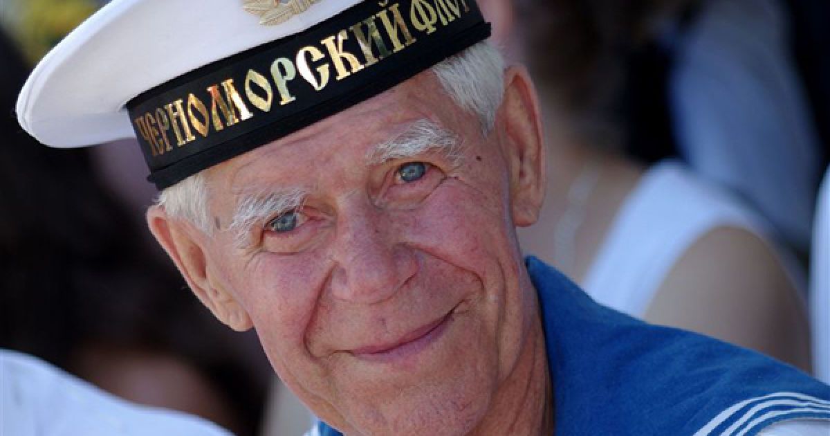 Колишній моряк прийшов подивитися парад на честь Дня військово-морських сил. / © PHL.com.ua