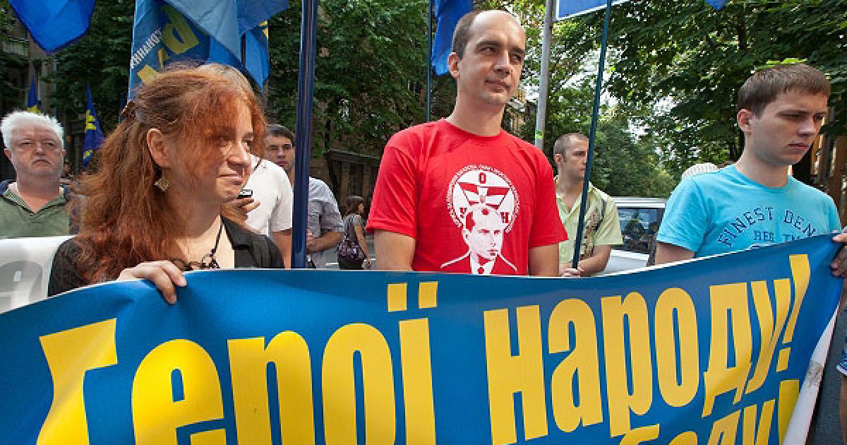 Учасники акції тримають у руках прапори із символікою своїх організацій, а також плакати з написами: "Героям УПА - слава!", "Українцям &ndash; сильна держава!", "Бандера прийде &ndash; порядок наведе!". / © Украинское Фото