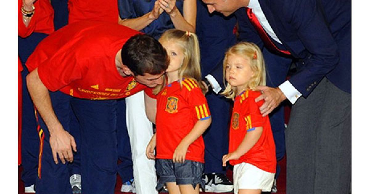 Капітана і голкіпера збірної Іспанії Ікера Касільяса привітала з перемогою і поцілувала принцеса Леонора, її сестра принцеса Софія, а також їхні батьки: принц Феліпе та принцеса Летиція. / © AFP