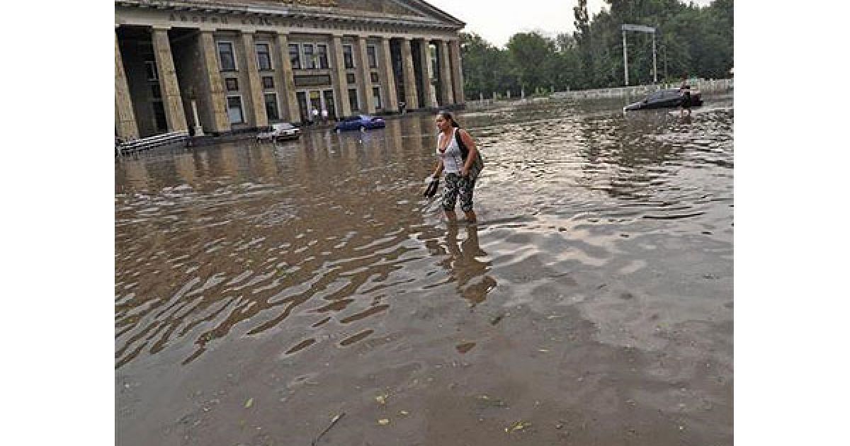 Через сильні потоки води вулиці Луганську перетворились на річки. / © PHL.com.ua