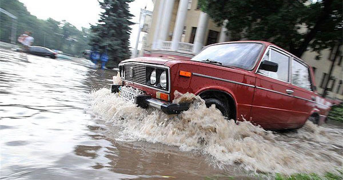 У Луганську потужна злива з градом і шквальним вітром значним чином ускладнила рух транспорту.