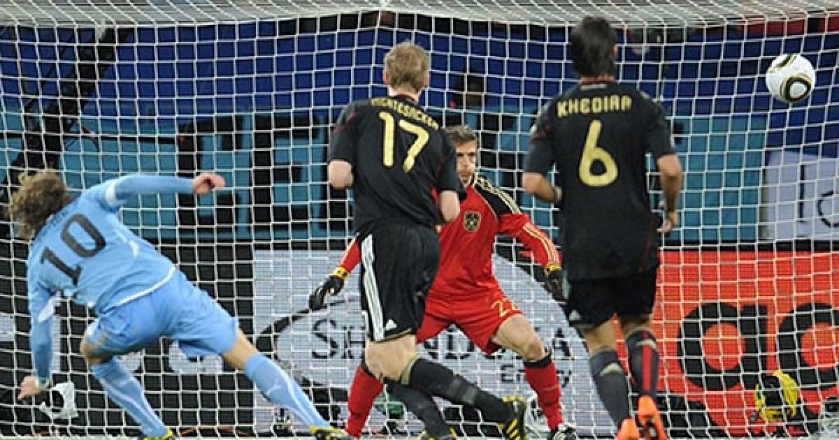 На початку 2-го тайму Дієго Форлан забиває другий гол у ворота Німеччини / © AFP