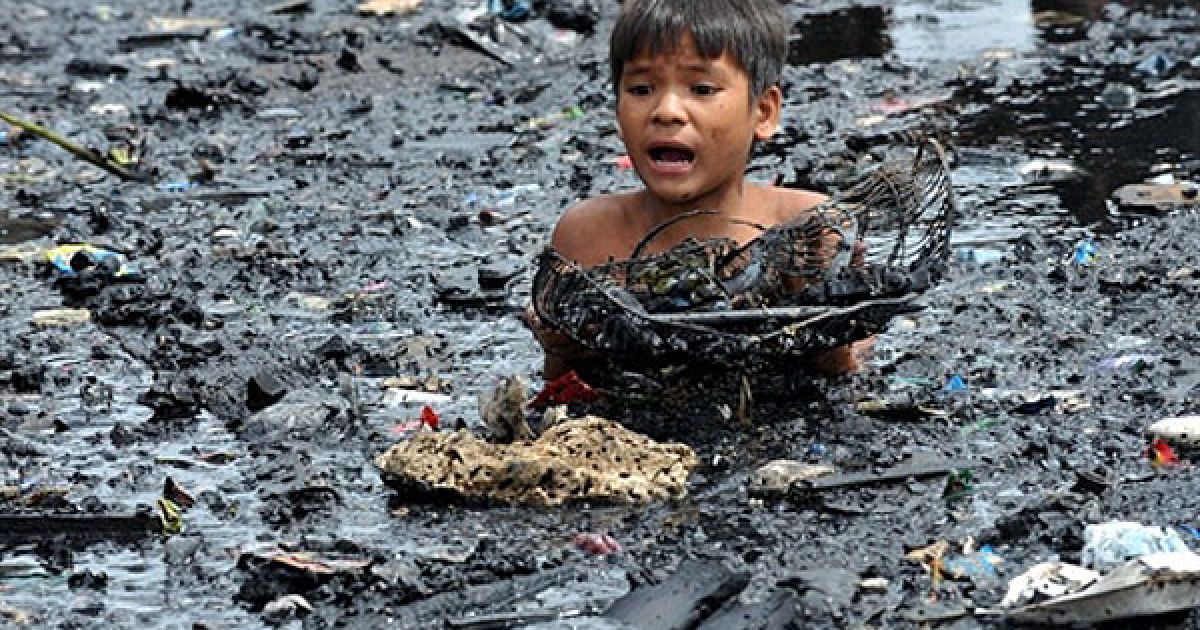 Філіппіни, Маніла. Дитина шукає речі у воді і намагається врятувати обвуглені предмети після гасіння пожежі у нетрях Малабон у Манілі. В результаті пожежі пожежні не змогли врятувати від вогню більше 300 будинків. Влада почала розслідування пожежі, в якій ніхто не постраждав. / © AFP