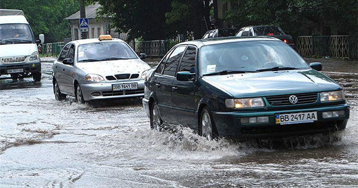 У Луганську потужна злива з градом і шквальним вітром значним чином ускладнила рух транспорту. / © PHL.com.ua