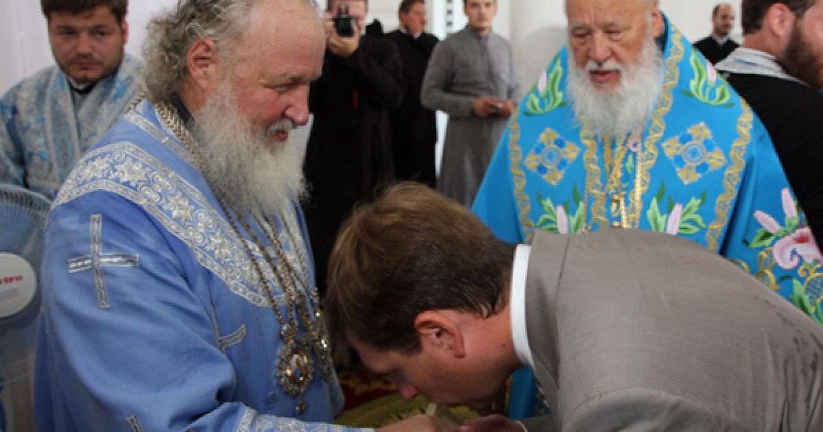 Після освячення храму патріарх Кирило пообіцяв подарувати кожному по маленькій іконі, освяченій ним особисто. / © Православная Одесса
